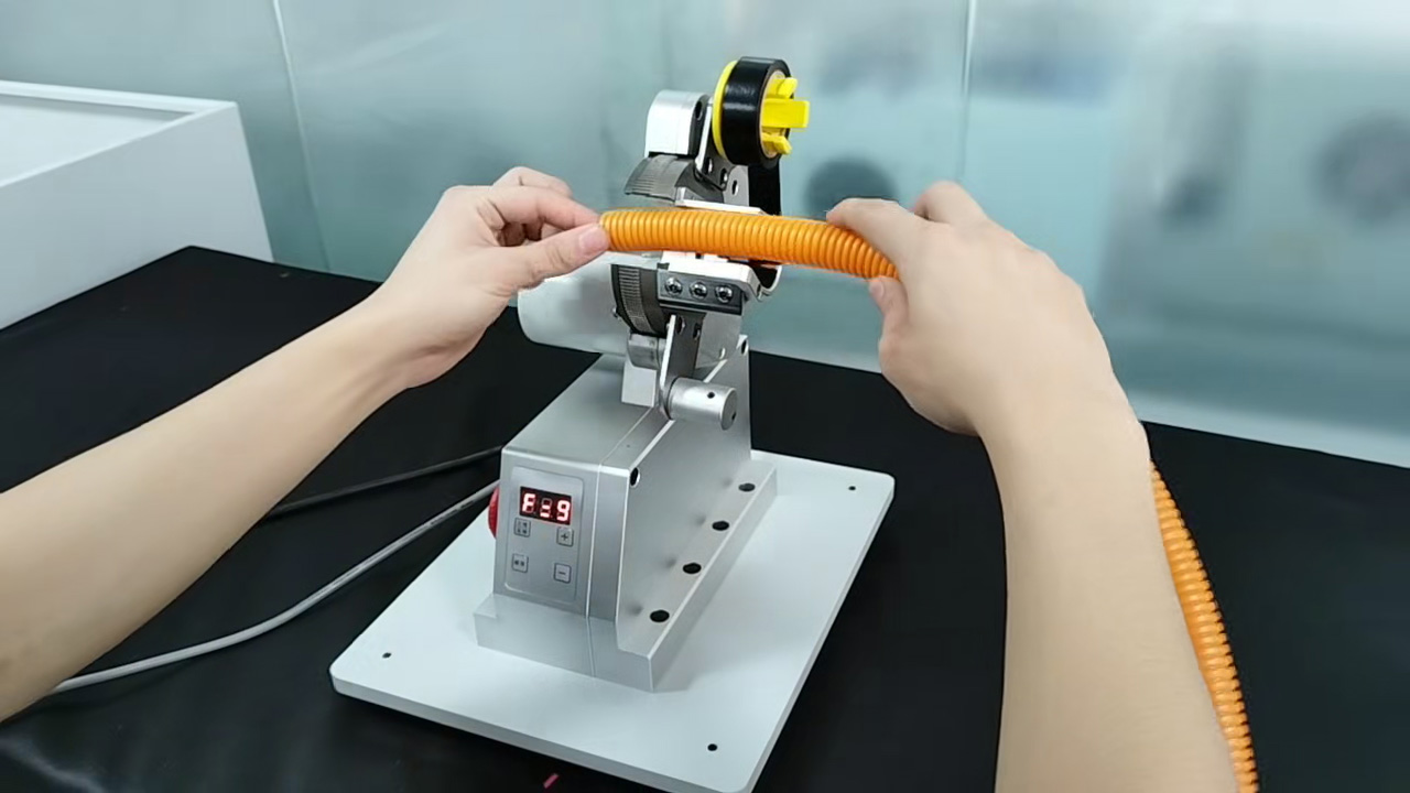 Máquina Envolvedora de Cinta Adhesiva para Tubería Corrugada Mini - Envoltura Precisa para Tuberías Corrugadas