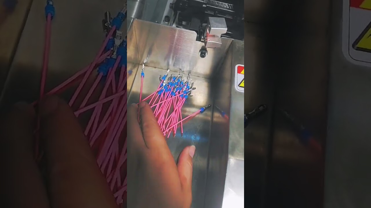 Máquina Automática de Terminales de Enchufe Impermeable: Primero Insertar, Luego Pelar para Cables Flexibles