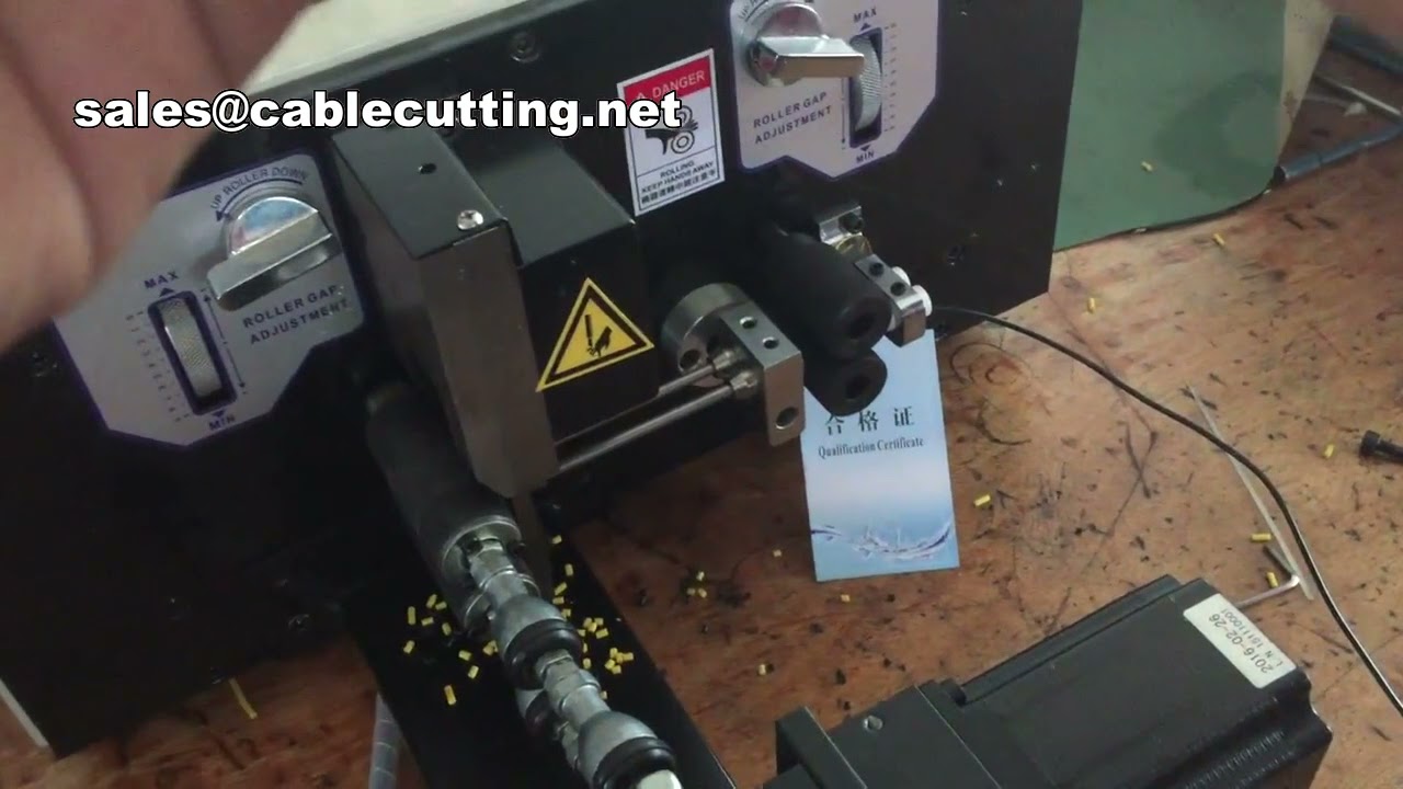 Máquina pelacables y retorcedora de cables automática